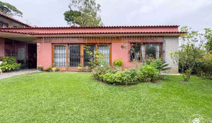 Casa linear com 4 quartos, 224m2 à venda por R$995.000 - iucas, Teresópolis