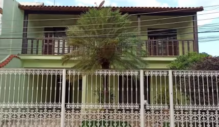 Casa com 3 quartos em condomínio; casa com 3 quartos na Estrada do Monteiro.