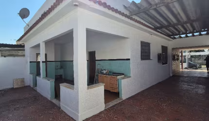 Casa linear na Estrada do Monteiro; casa 3 quartos no centro de Campo Grande RJ