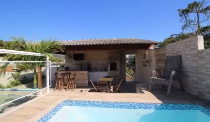 Casa linear com 3 quartos em condomínio; casa no Rio da Prata.