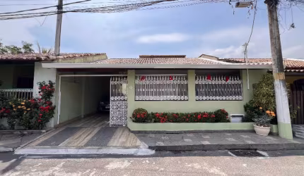 Casa linear com 3 quartos em condomínio na estrada do cachamorra