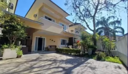 Casa triplex incrível em Vargem Pequena, com 4 quartos, sotão, dependência completa e energia solar. Venha conferir!