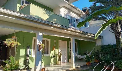 Vargem Pequena, linda casa duplex, em condominio, 4 quartos (suite master closet e hidro), moveis planejados, área gourmet churrasqueira e pizza