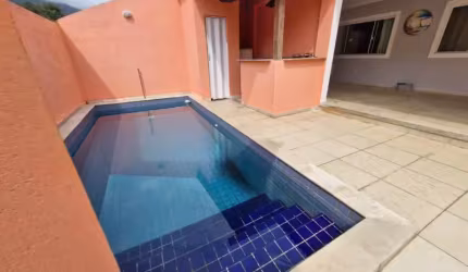 Vargem Grande, linda casa duplex, 200m², em condomínio, 3 suites, quintal com piscina e área gourmet