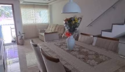 Casa  em condomínio fechado na Freguesia-Jacarepaguá, Rio de Janeiro-RJ - 3 suítes, piscina e 3 vagas de garagem!