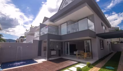 RECREIO - Linda casa Triplex, 4 suites, armários planejados com área de lazer privativa completa