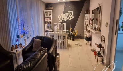 Vendo excelente casa, muito ampla e bem localizada