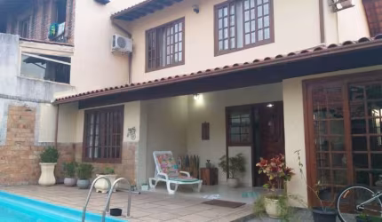 Freguesia, otima casa triplex, 3 quartos (1 suite com closete), dependencias completas, quintal, piscina