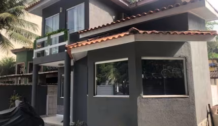Taquara, excelente casa duplex com 150m², 3 quartos (2 suites), 2 vagas, quintal, churrasqueira, condominio