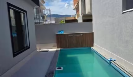 Casa em Condomínio de 3 Quartos em Campo Grande - Rio da Prata, Rio de Janeiro-RJ  120m²  Piscina Privativa  Impecável