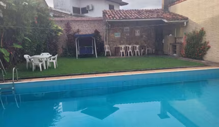 Linda casa no Itaigara, condomínio fechado, nascente elevador, porteira fechada.