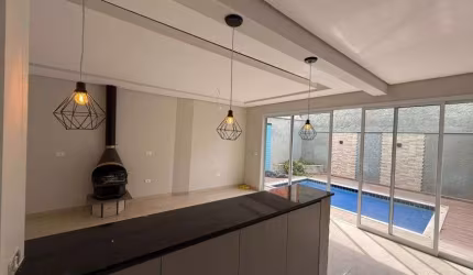 CASA PARA LOCAÇÃO NO CONDOMÍNIO NEW VILLE COM 3 DORMITÓRIOS - SANTANA DE PARNAÍBA
