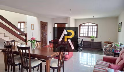 Sobrado em amplo terreno a venda 3 quartos sendo 2 suítes e churrasqueira 310 m² na Vila Lavínia - Mogi das Cruzes/SP
