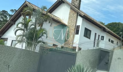 Linda casa no centro de Florianopolis a venda, com 500 m², 3 salas, 5 quartos, ( 3 suites) , gar. 4 carros, ar cond. lareira, edicula, piscina, escrit