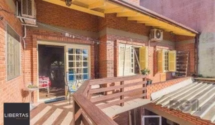 Casa sobrado na Lomba do Pinheiro com 4 dormitórios e 2 vagas