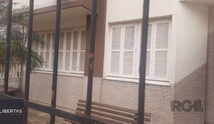 Apartamento Térreo 2 dormitórios living cozinha  banheiro social dep empregada  pátio wc auxiliar  Churrasqueira