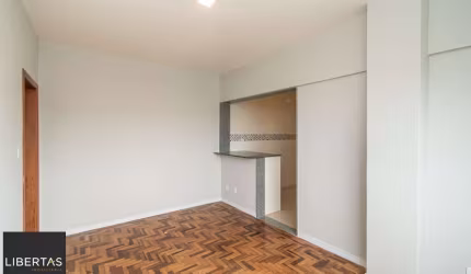 Apartamento 2 dormitorios, no Menino Deus reformado e DESOCUPADO