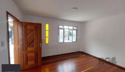 Casa com 2 quartos e 4 vagas para alugar