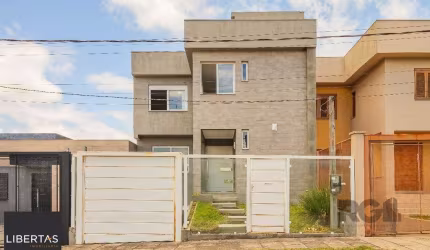 Sobrado, 185 metros quadrados privativo, com 3 quartos, 1 suíte, Living e cozinha integrados, lareira, churrasqueira, lavabo e 2 vagas de garagem.                       e 2 vagas de garagem