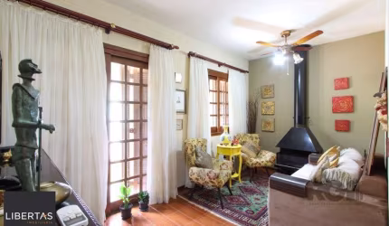 Excelente Casa Tipo Sobrado de alvenaria