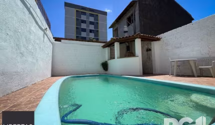 Casa mobiliada com 3 dormitórios e piscina.