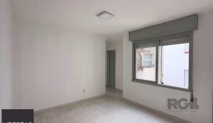 Apartamento 2 dormitórios ensolarado, com vaga de garagem no Menino Deus