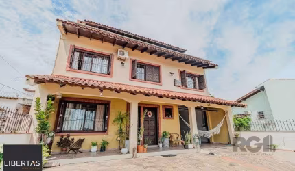 Casa com 234m², 3 dormitórios, 3 vagas no bairro Partenon