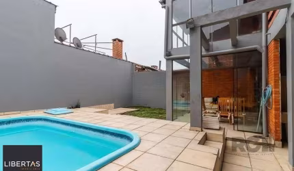 Casa de 245m² com 5 dormitórios no bairro Sarandi