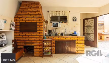 Casa de 4 dormitórios sendo no bairro Morro Santana