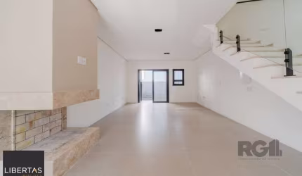 Casa de 3 dormitórios no bairro Hípica