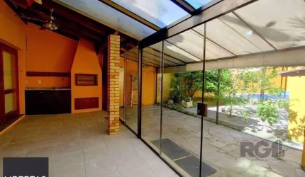 Casa de 3 dormitórios no bairro Ipanema - Porto Alegre