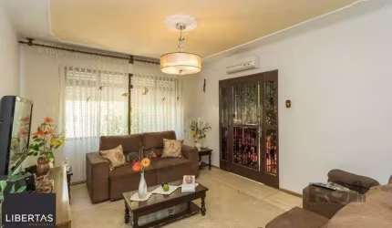 Casa de 3 dormitórios no bairro Jardim Carvalho
