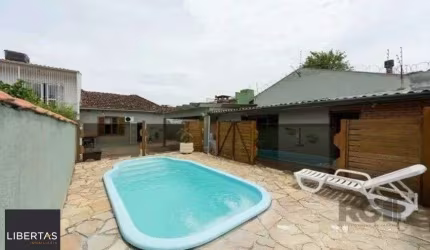 Casa 03 dormitórios com piscina próxima a Av. Prof. Oscar Pereira e todos os recursos do bairro.