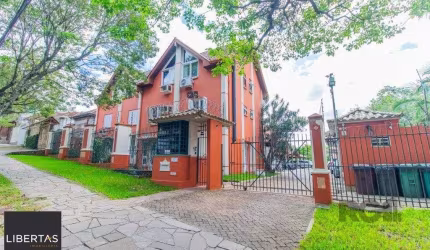 Casa em condoínio com 3 dormitorios, 2 suítes e  duas vagas de garaem no  bairroTeresópolis
