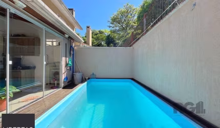 Casa com 134m², 3 dormitórios, sendo 1 suíte, 2 vagas em condomínio fechado