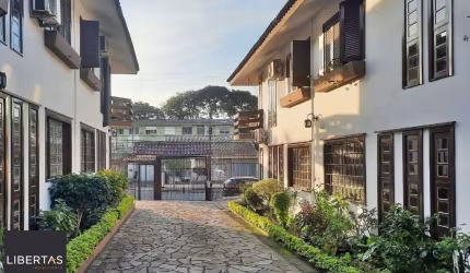 casa em condomínio com 3 dormitórios, sendo 1 suíte e vaga para dois carros no bairro Tristeza
