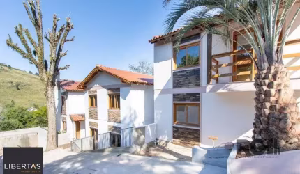 Casa de Condomínio em Cascata