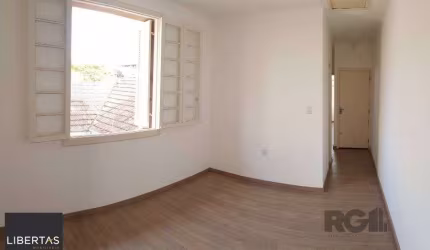 VENDA APARTAMENTO 2 DORMITÓRIOS, MENINO DEUS, REFORMADO,  BAIXA TAXA CONDOMINIAL, ENSOLARADO