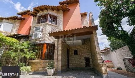 Casa de 147m² - 3 dormitórios, 1 suíte, churrasqueira, pátio com piscina e 3 vagas de garagem no Guarujá
