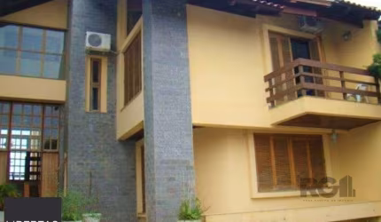 Casa de 370m² - 4 dormitórios, 2 suítes e 4 vagas de garagem no bairro Espírito Santo
