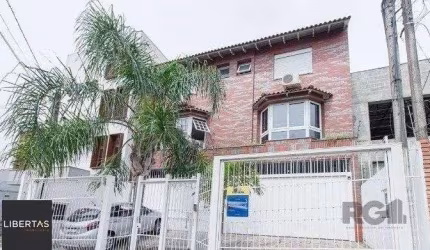 Excelente casa de 157m² com 3 dormitórios, 4 vagas e piscina.