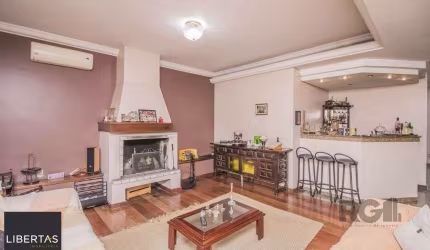 Casa de 329m² - 4 dormitórios, 1 suíte, 6 vagas no bairro Vila Jardim
