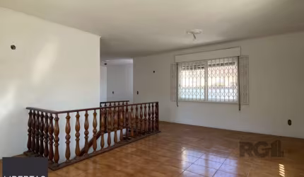 CASA COM 5 DORMITÓRIOS, ESPAÇO PARA FESTAS E PEÇAS AMPLAS PRÓXIMO AO IGUATEMI