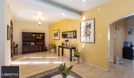 Sobrado com 345m² privativos, 3 suites, 2 vagas, churrasqueira. pátio com piscina - Bairro Cristal