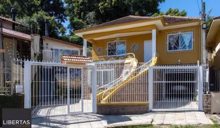 Sobrado à venda no Bairro Medianeira, reformado, 3 quartos, lareira, churrasqueira, 3 vagas