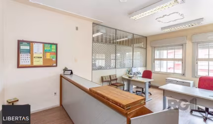 Casa  4 dormitórios, sendo 1 suíte no bairro Menino Deus em Porto Alegre