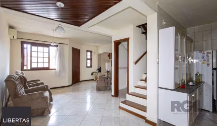 Casa em Condomínio na Zona Sul, no bairro Hípica, com 2 dormitórios, living para dois ambientes, cozinha mobiliada, lavabo