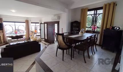 Sobrado, 5 quartos, 2 suites, pátio, 3 vagas - Bairro Vila Nova