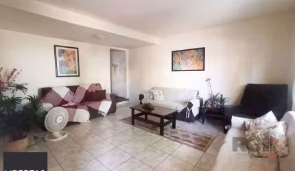 Sobrado 5 dormitórios, 4 suites, pátio, piscina, 1 vaga - Bairro Menino Deus