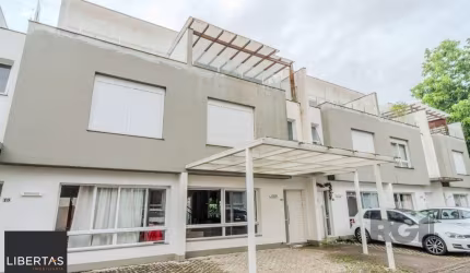 Casa impecável e mobiliada, com 3 niveis, possui 3 dormitórios sendo 1 suíte, 4 banheiros.